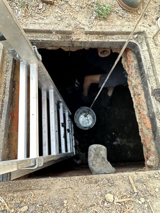 Ручне чищення зливних, вигрібних ям Чистка выгребных, сливных ям