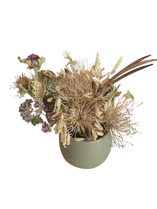 Ramos de flores secas em vaso decorativo
