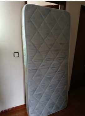 2 COLÇHÕES 1 ESTRADO (praticamente novos)