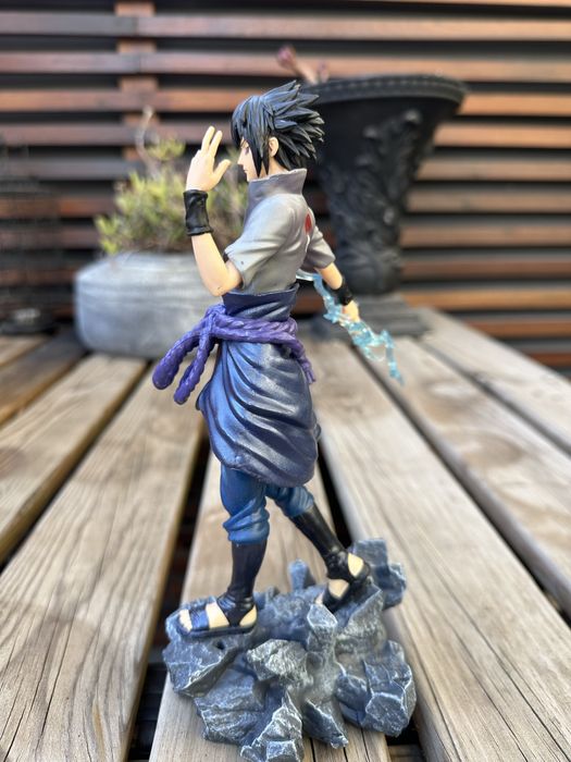 Figura Sasuke Uchiha Naruto Shippuden com Base
