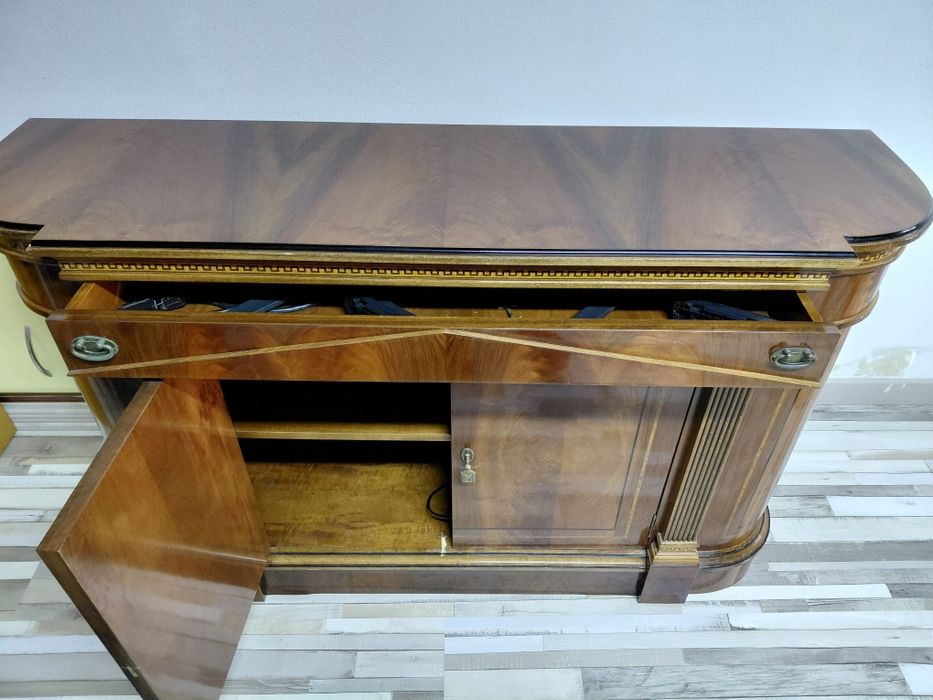Movel de sala em madeira.