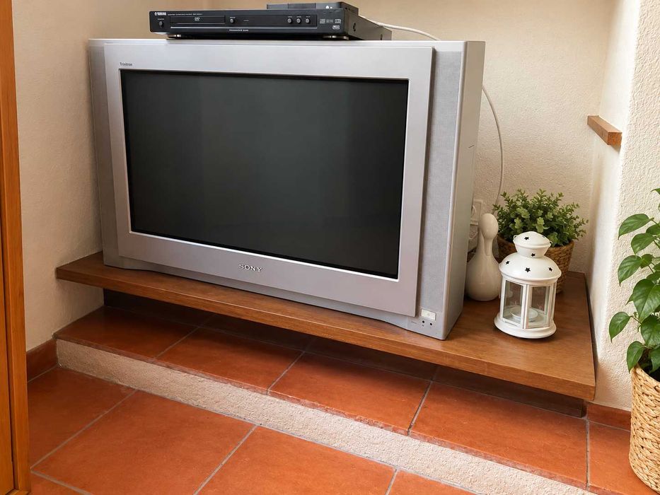 TV CRT Sony FD Trinitron WEGA 82cm 100htz Sony KV 32FX68 - Ideal para Retrogaming (C/ Comando e Móvel Original)