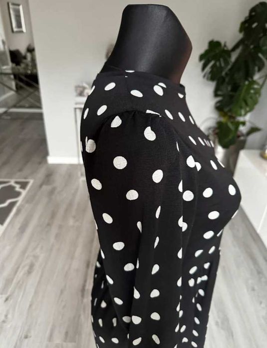 Czarna sukienka midi z falbanami w biale grochy M/L