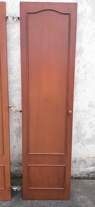 Portas para armário em madeira de cor escura, c/ puxadores e ferragens