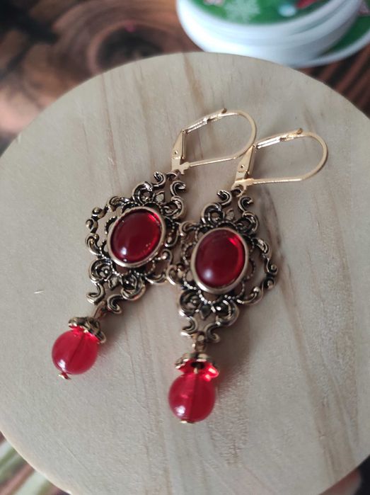 Ładne czerwone kolczyki retro