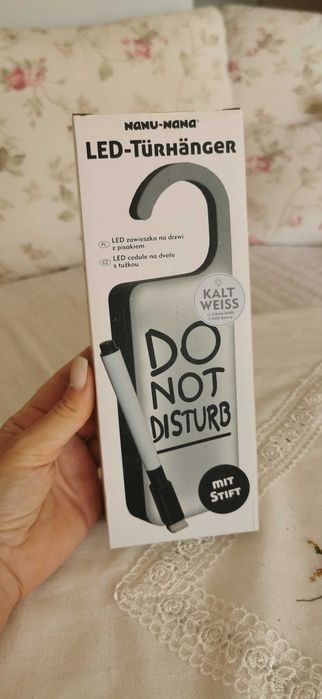 Świecąca zawieszka LED na klamkę drzwi z pisakiem