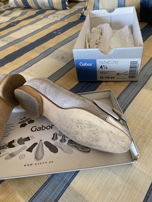 Sapatos marca gabor com buqueira prateada e com laço em seda