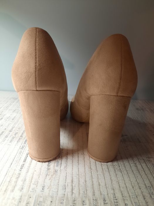 Beżowe czółenka Ideal Shoes na słupku