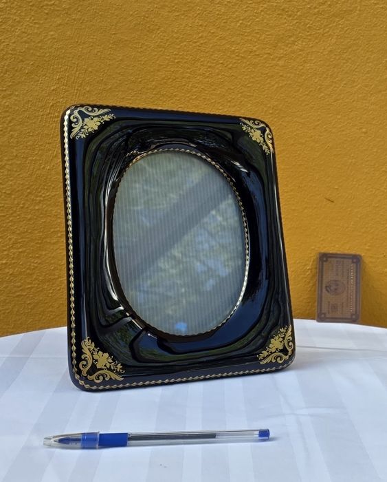 Moldura em porcelana, com acabamento em madeira