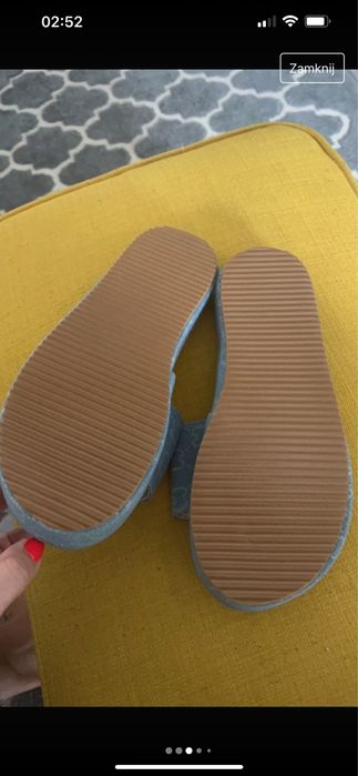 Jeansowe klapki w monogram
