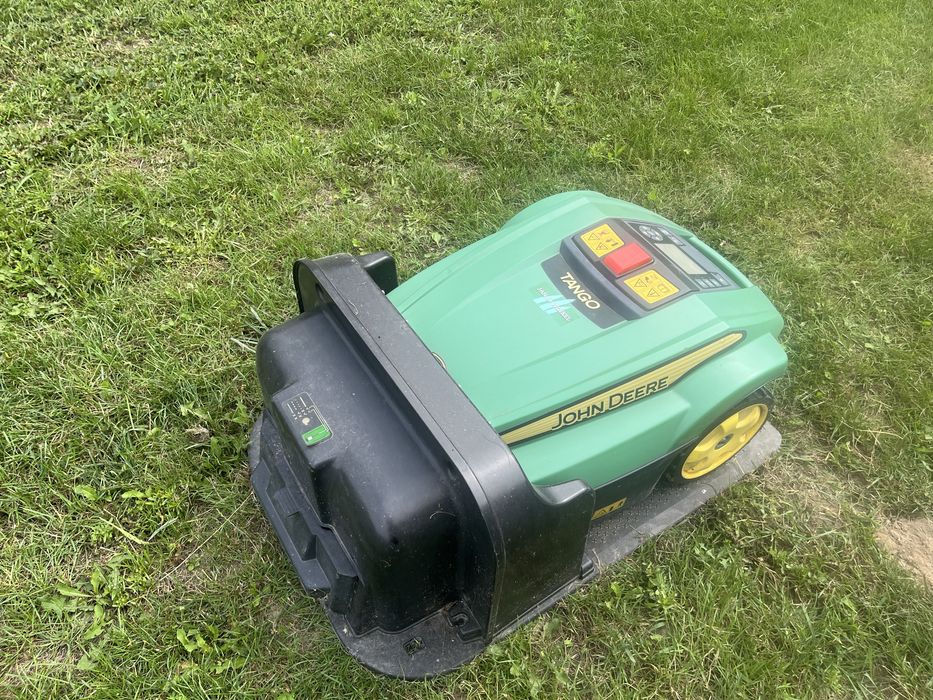 Tango e5 john deere robot