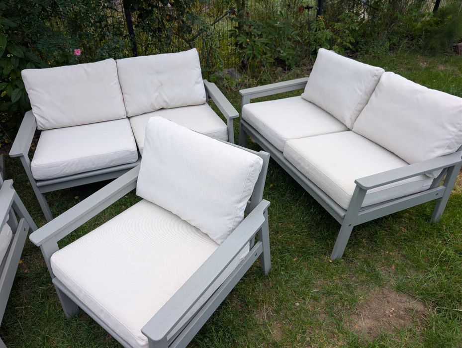 Drewniane meble ogrodowe Ikea z poduszkami