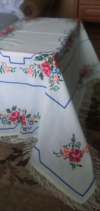 Скатертина вишита