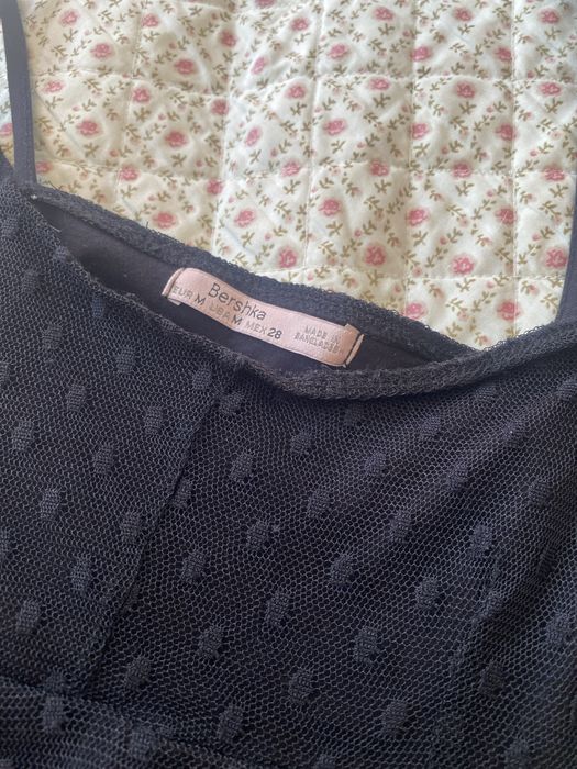 Top preto folhos Bershka