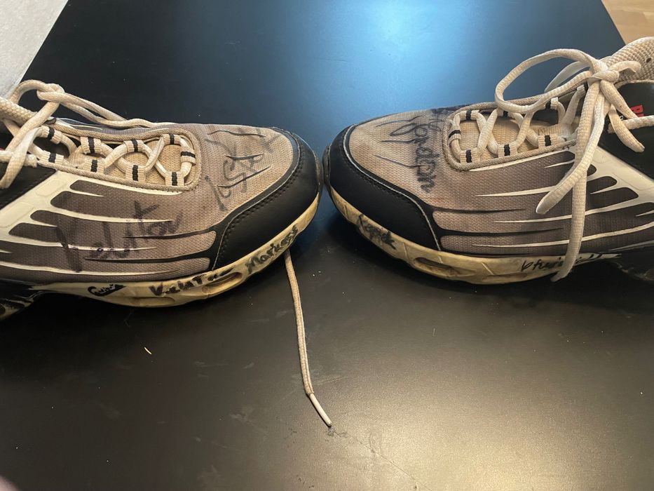 Buty z obozu czajnika z autografami