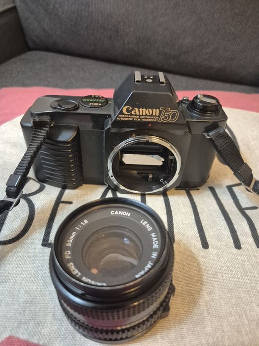 Máquina Fotográfica Canon T50 + Lente FD 50mm f/1.8)