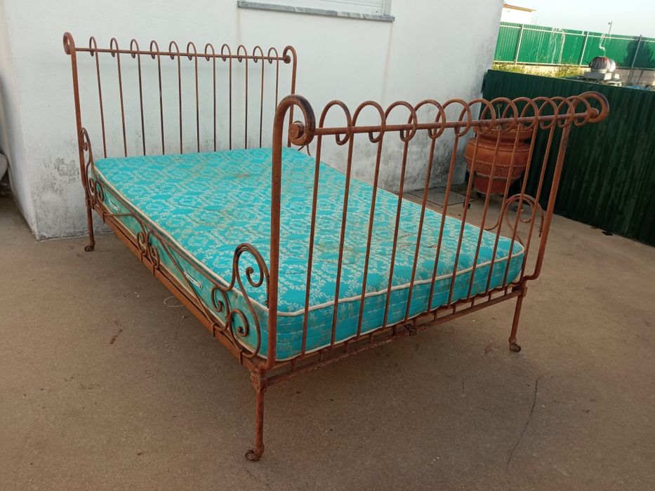 Camas antigas com estrado e colchão em muito bom estado