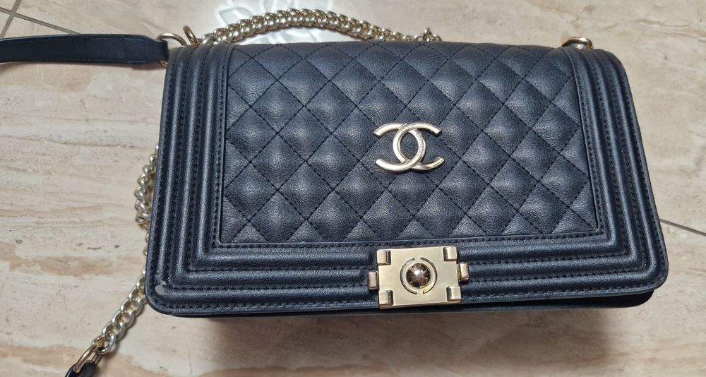 Torebka czarna mała z napisem "chanel"