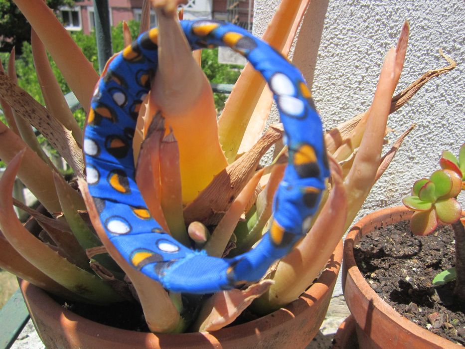 Pulseira azul, revestida com tecido tradicional africano, chamado de capulana ou wax