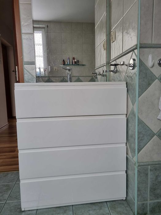 Elegancki komplet łazienkowy -szafka z umywalką i lustrem