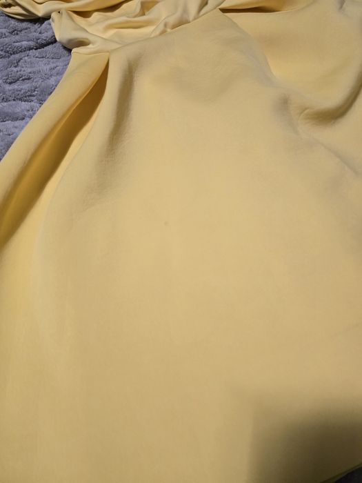 Żółta sukienka opuszczana na jedno ramię ASOS