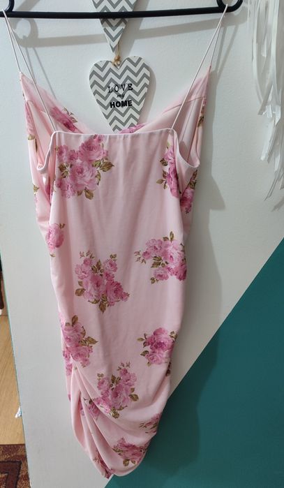 Sukienka w kwiaty różowa