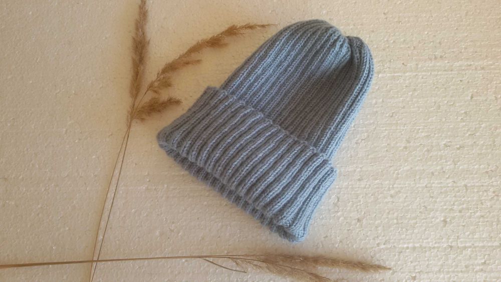 Шапочка женская вязаная. Ручная работа