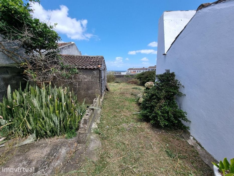 Moradia T3 + T1 Independente com Terreno em Rabo de Peixe!