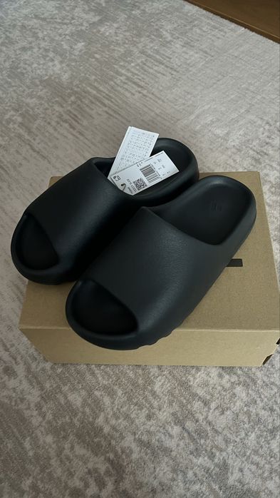Yeezy slide onyx 42