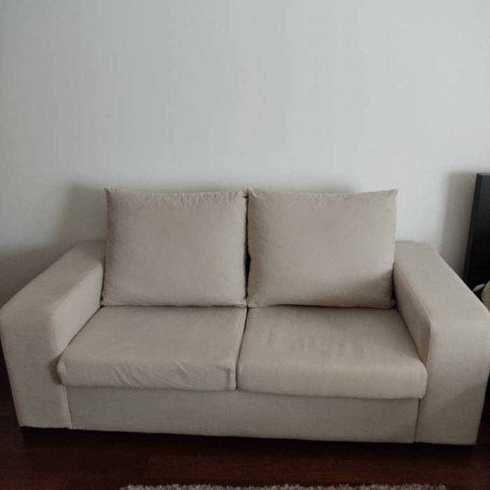 Sofá 2 lugares
Capa dos assentos e almofadas removíveis 
Medidas: 1.87