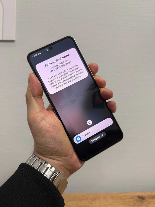 Продам Samsung Galaxy Flip6 Silver