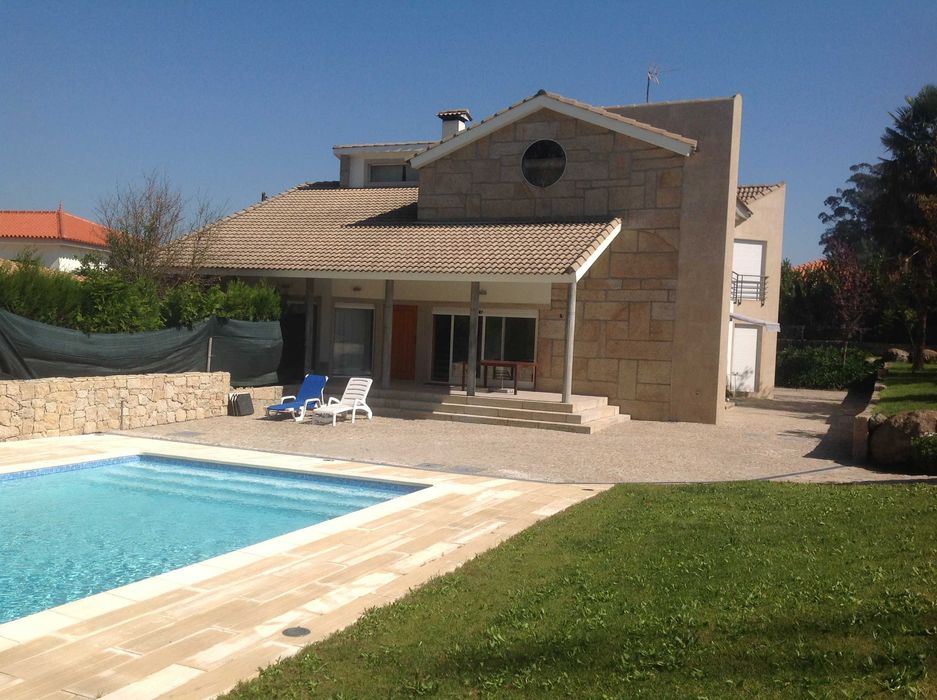Moradia T4 em Felgueiras com piscina e anexos