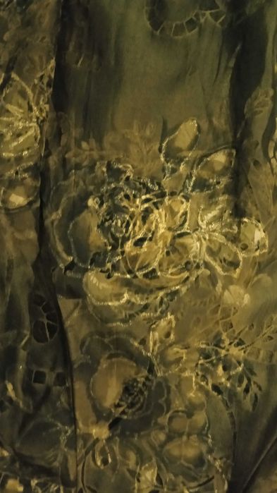 Спідниця з парчової тканини темно зеленого кольору.