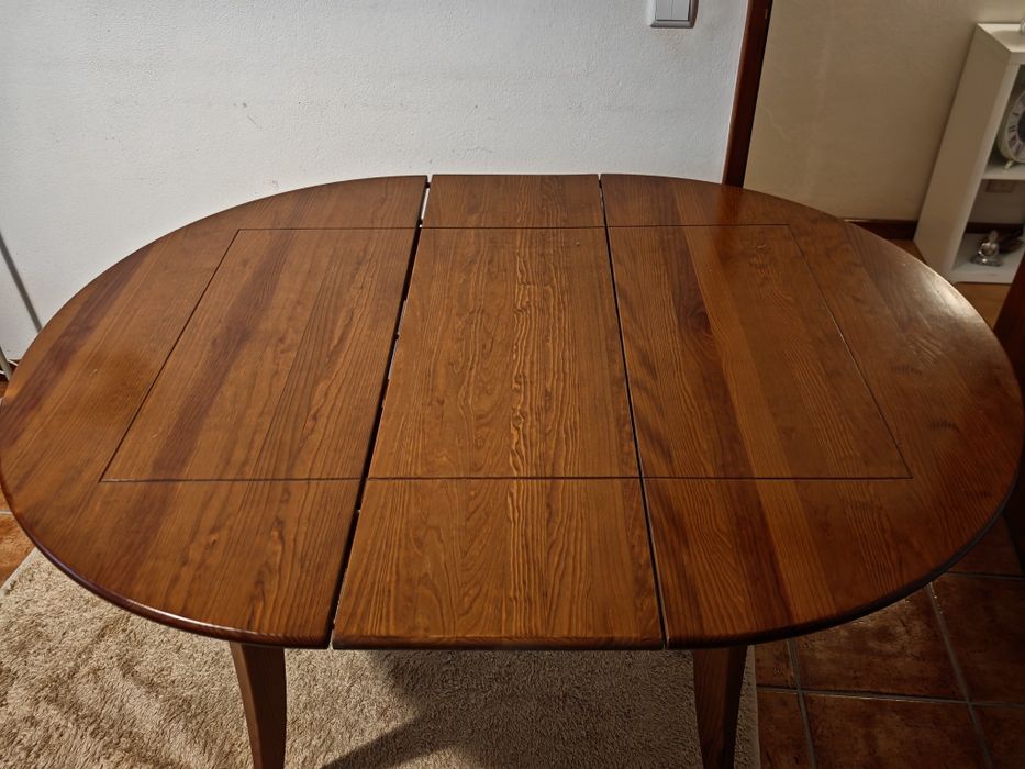 Mesa oval extensível