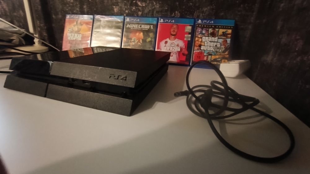 Playstation 4 з іграми на неї