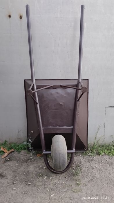 Тачка будівельна.