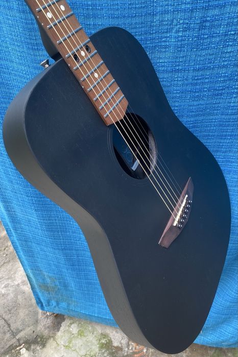 Акустична гітара з тонким корпусом