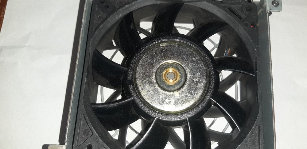 Кулєр (вєнтілятор) промисловий, скорше серверний.