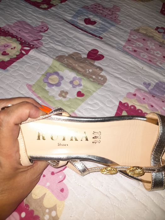 Sandálias douradas tam 38