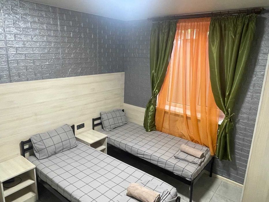 Оренда студії  в цоколі-дешева ціна (з великим вікном)