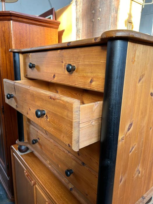 Drewniana komoda z szufladami