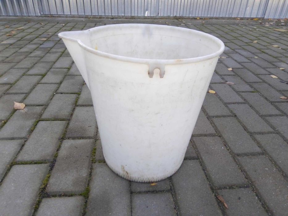 Wiadro plastikowe wiaderko białe z lejkiem dziubkiem 25l 32cm PRL