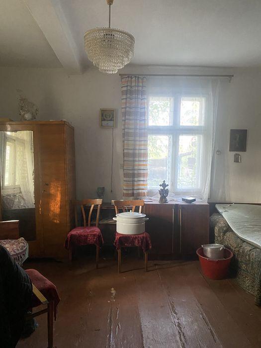 Житловий будинок з ділянкою