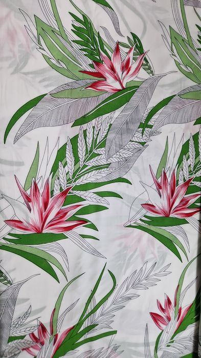 Tkanina biała delikatna w kwiaty szer.140 cm..