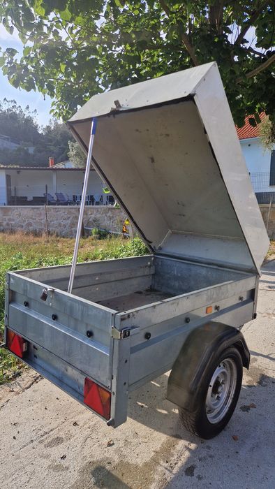 Reboque com coberturas