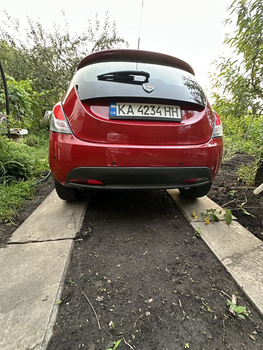 Автомобіль lancia ypsilon 2012
