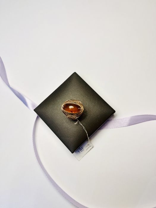 Złoty pierścionek z bursztynem