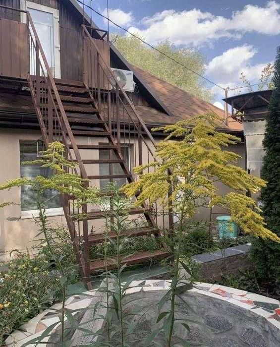 Продам окремий будинок та частину  в центральній частині міста!