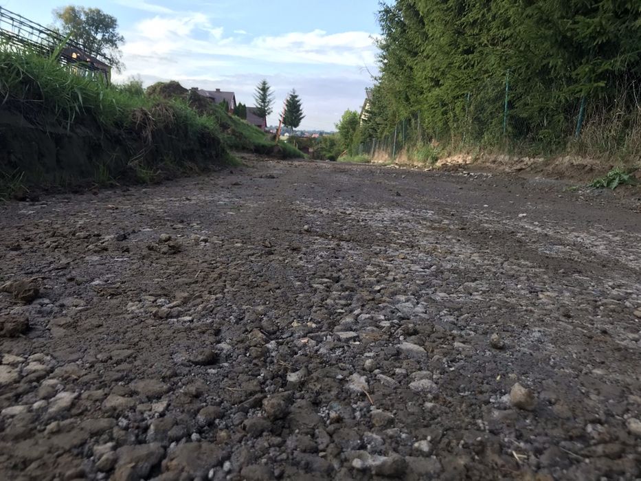 Utwardzanie drog placow koparka  transport kamien  piasek kruszywo