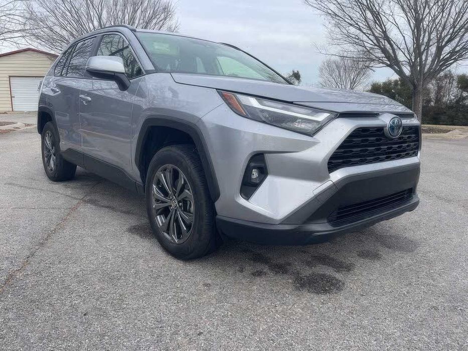 Toyota RAV4 Hybrid XLE Premium      2024